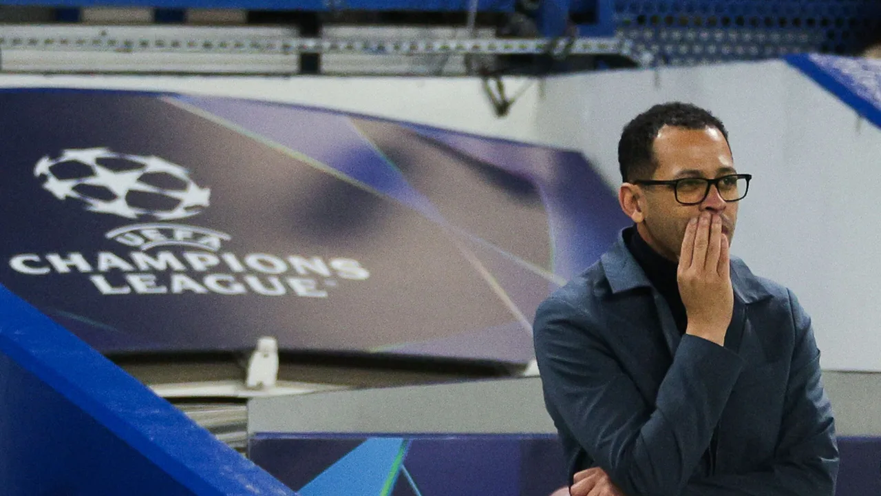 ليام روزينيور يدافع عن تبديلات تشيلسي بعد الهزيمة الساحقة أمام باريس سان جيرمان